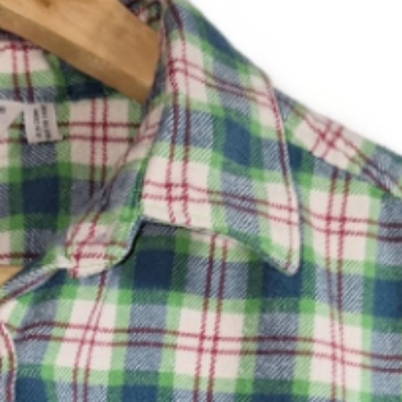 Woolrich Plaid Flannel Top with Long Sleeves and Button Closure Size Medium - Picture 2 of 9